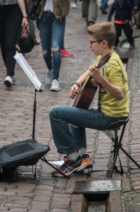 Junger Straßenmusikant