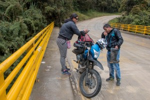 Fahrt von San Augustin nach Popayán auf einer Piste - Motorradfahrer auf einer Brücke